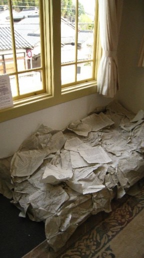島根大学旧奥谷宿舎2階の「どこでも図書室」に置かれた「小泉八雲の夢見るベッド」。ベッドに寝転んで読書を楽しむことができる。